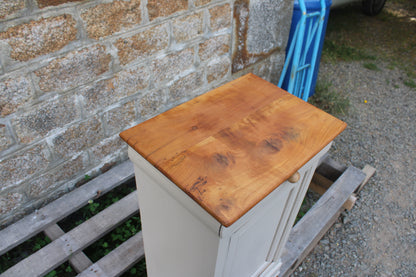 Chevet ancien rénové – Greige Galuchat, plateau bois – style maison de charme