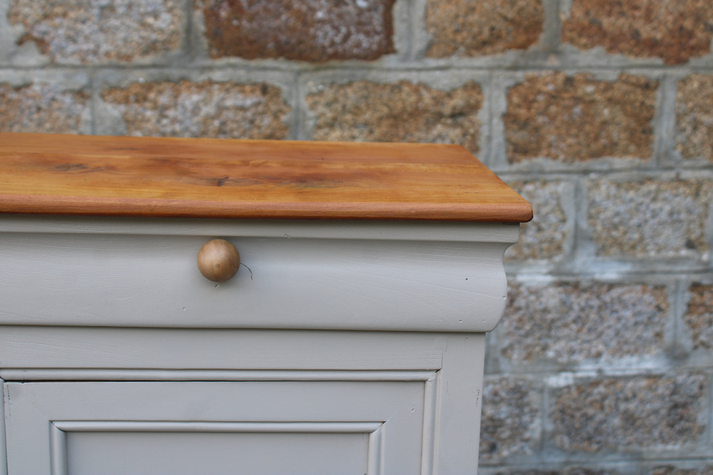 Chevet ancien rénové – Greige Galuchat, plateau bois – style maison de charme