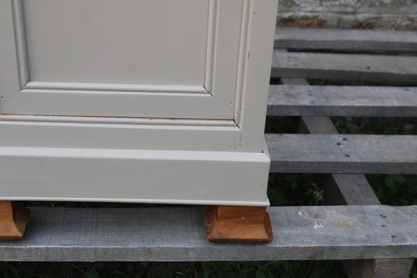 Chevet ancien rénové – Greige Galuchat, plateau bois – style maison de charme