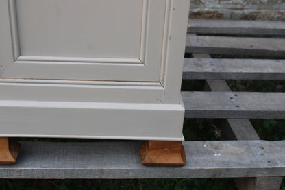Chevet ancien rénové – Greige Galuchat, plateau bois – style maison de charme