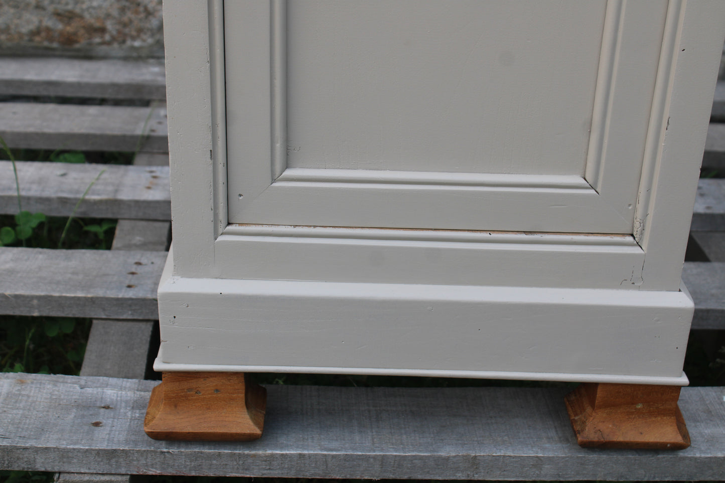 Chevet ancien rénové – Greige Galuchat, plateau bois – style maison de charme
