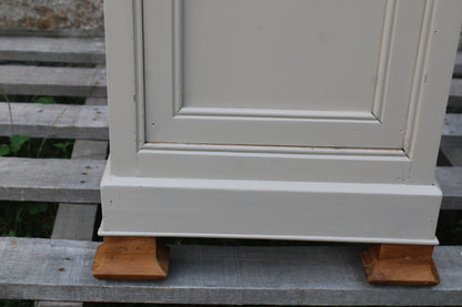 Chevet ancien rénové – Greige Galuchat, plateau bois – style maison de charme