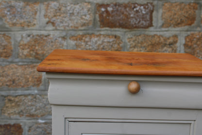 Chevet ancien rénové – Greige Galuchat, plateau bois – style maison de charme