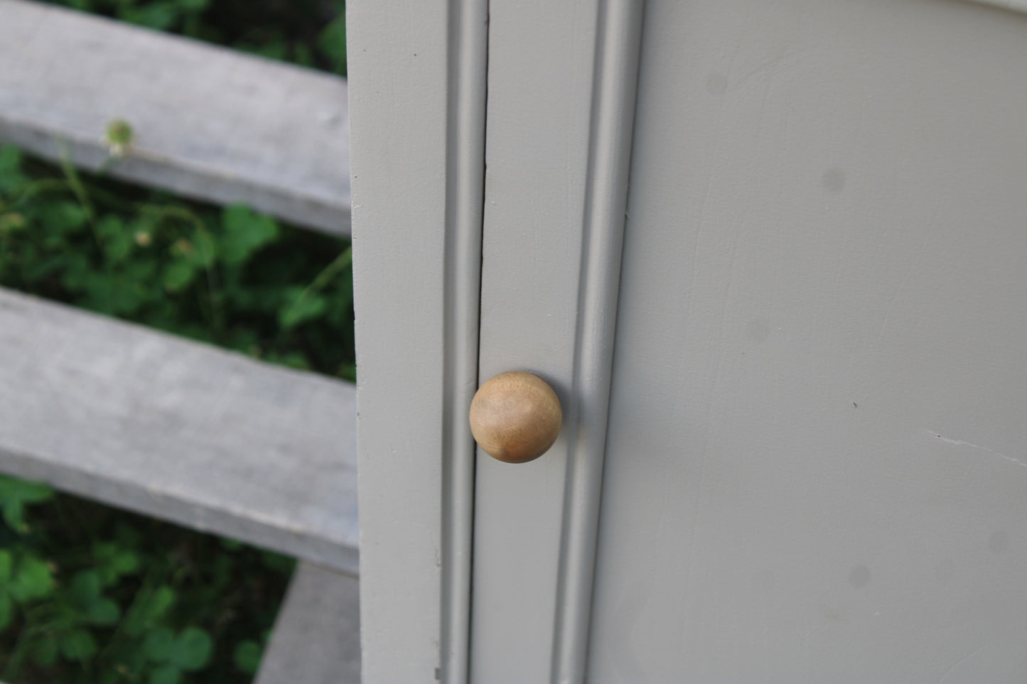 Chevet ancien rénové – Greige Galuchat, plateau bois – style maison de charme