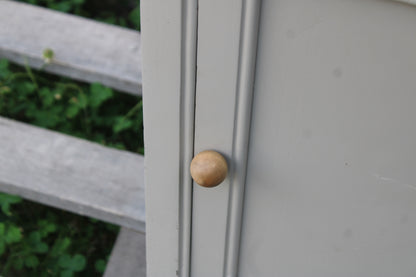 Chevet ancien rénové – Greige Galuchat, plateau bois – style maison de charme