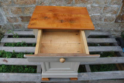 Chevet ancien rénové – Greige Galuchat, plateau bois – style maison de charme
