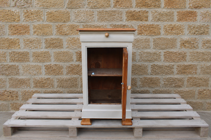 Chevet ancien rénové – Greige Galuchat, plateau bois – style maison de charme