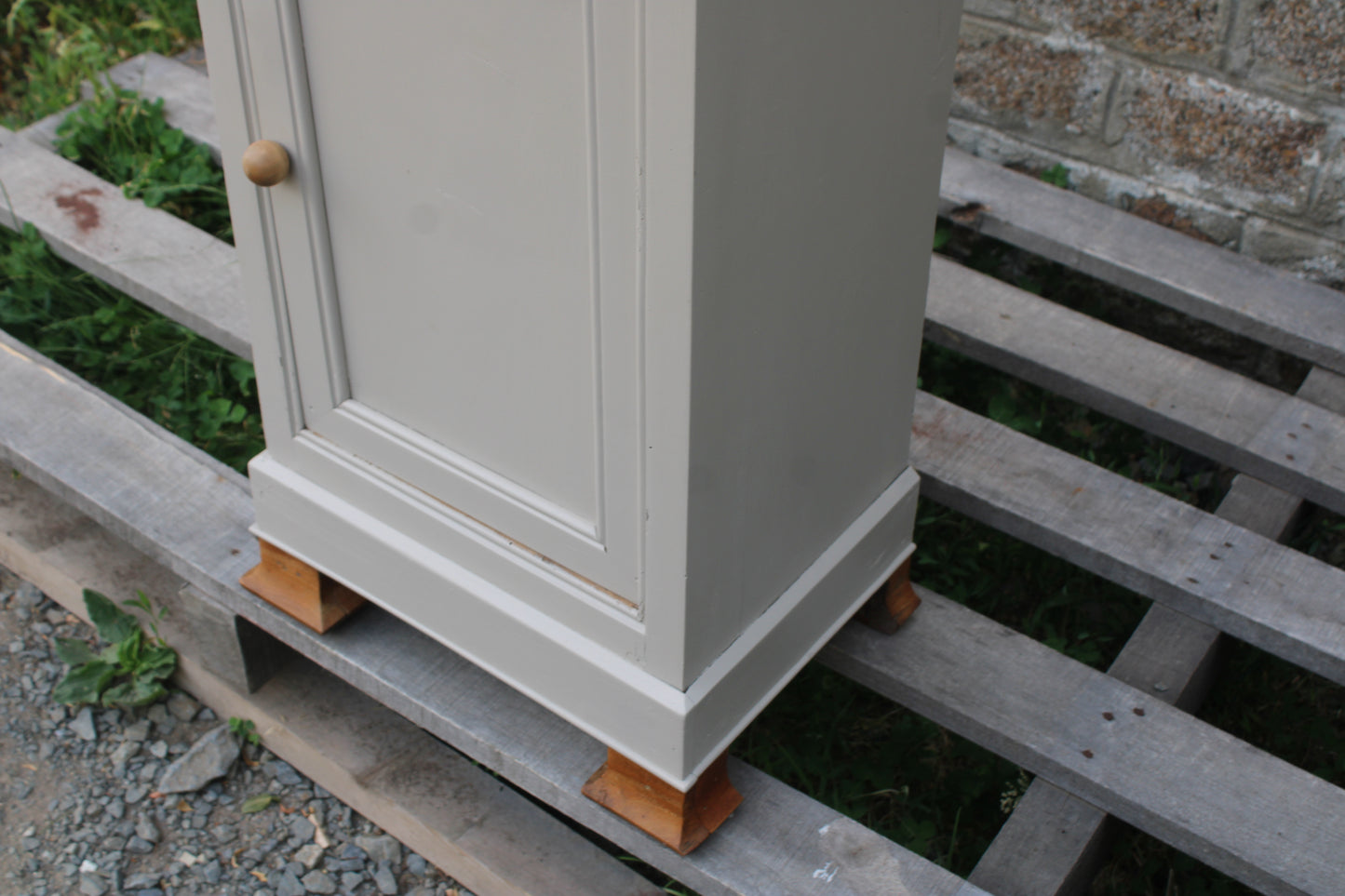 Chevet ancien rénové – Greige Galuchat, plateau bois – style maison de charme