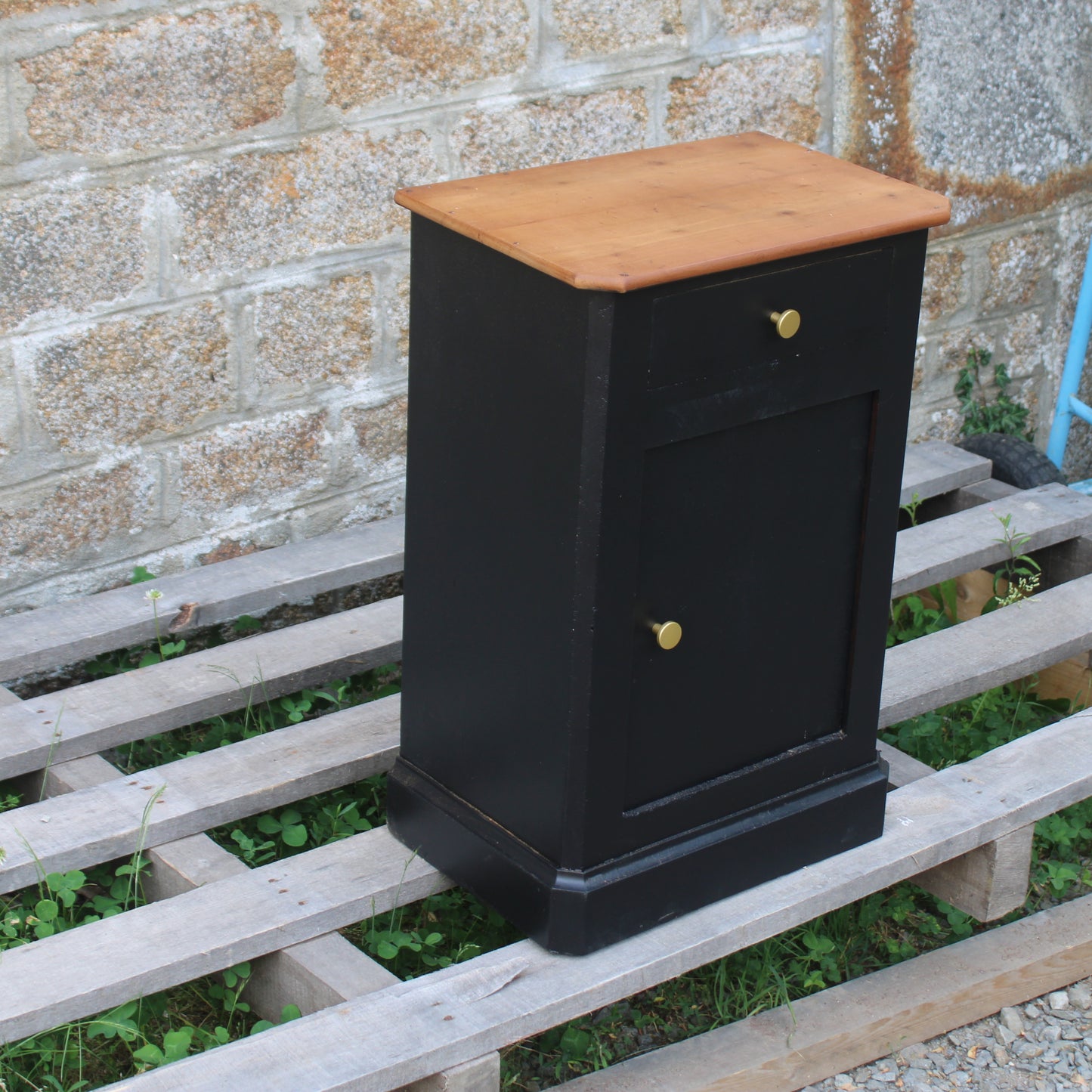 Chevet ancien rénové noir & bois – poignées dorées