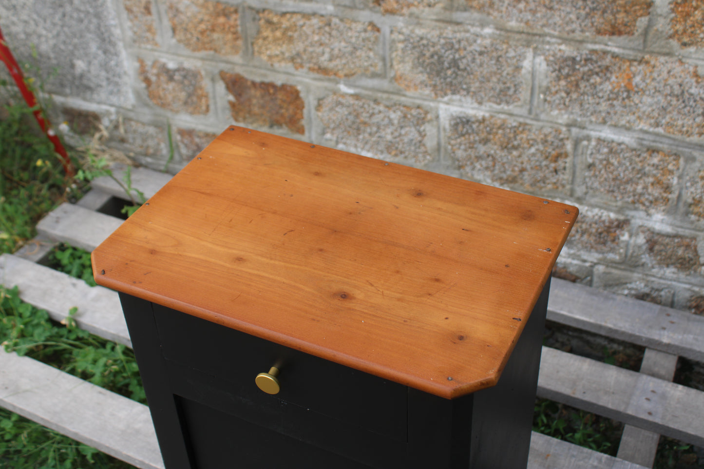Chevet ancien rénové noir & bois – poignées dorées