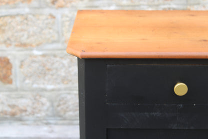 Chevet ancien rénové noir & bois – poignées dorées