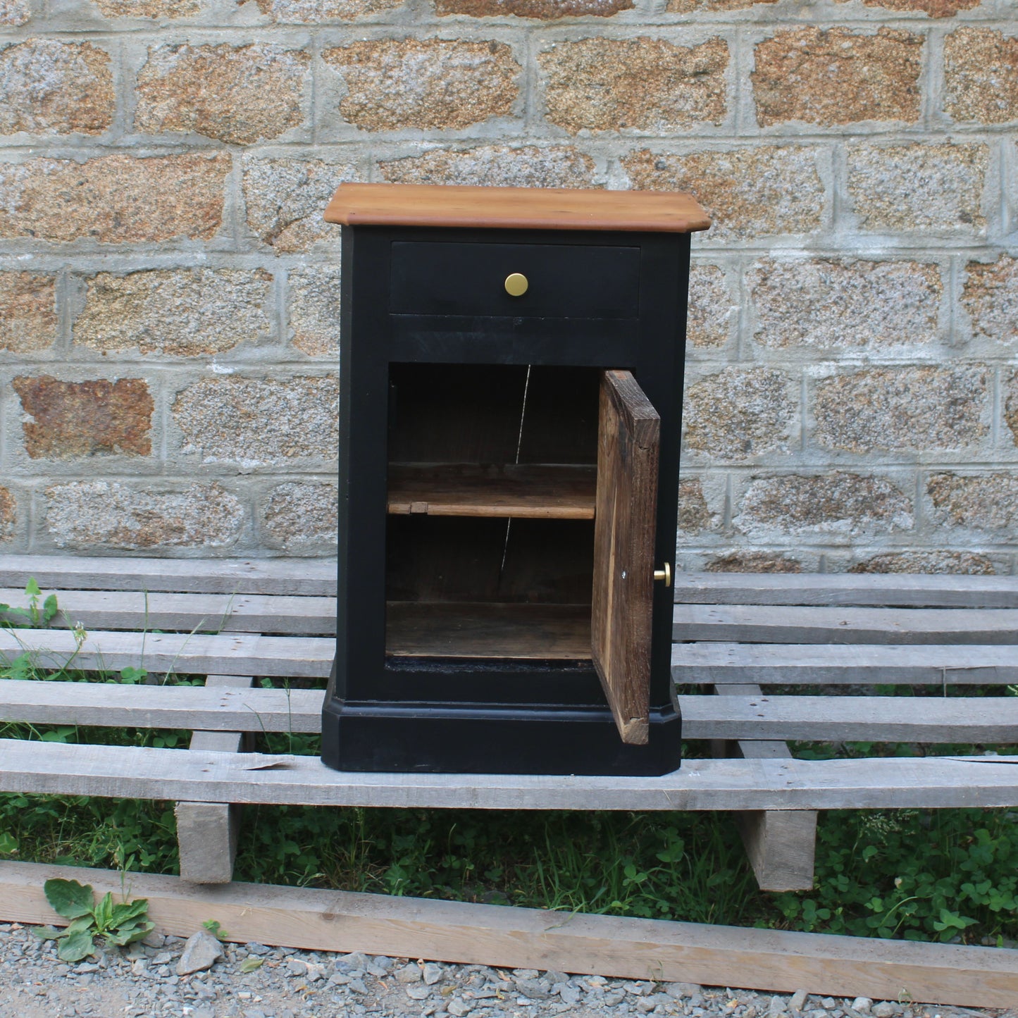 Chevet ancien rénové noir & bois – poignées dorées