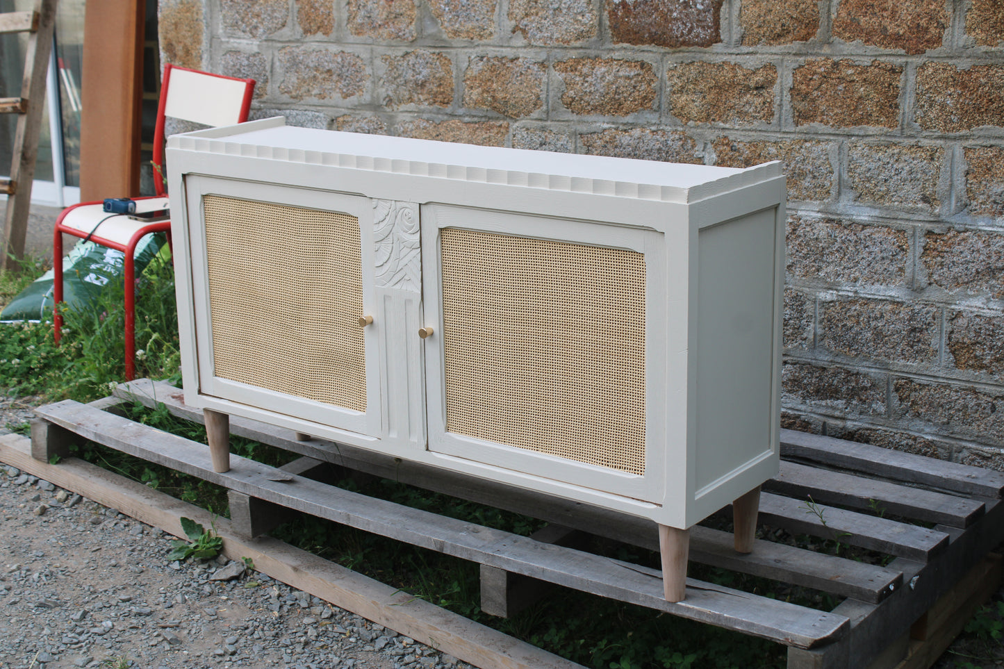 Buffet / enfilade vintage rénové blanc cassé & cannage – esprit chic intemporel