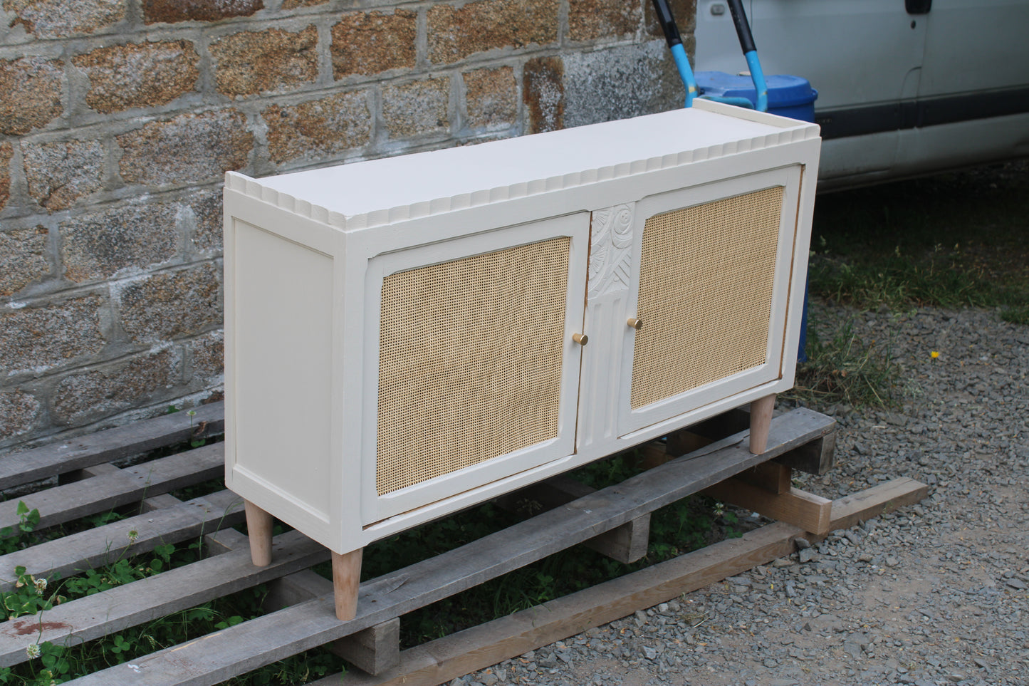 Buffet / enfilade vintage rénové blanc cassé & cannage – esprit chic intemporel