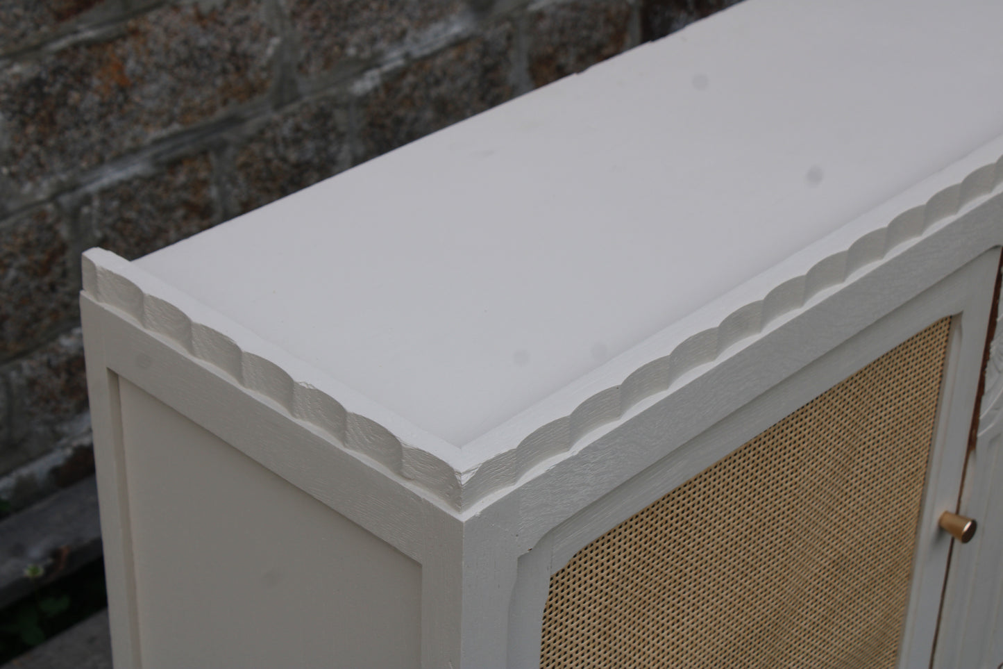 Buffet / enfilade vintage rénové blanc cassé & cannage – esprit chic intemporel