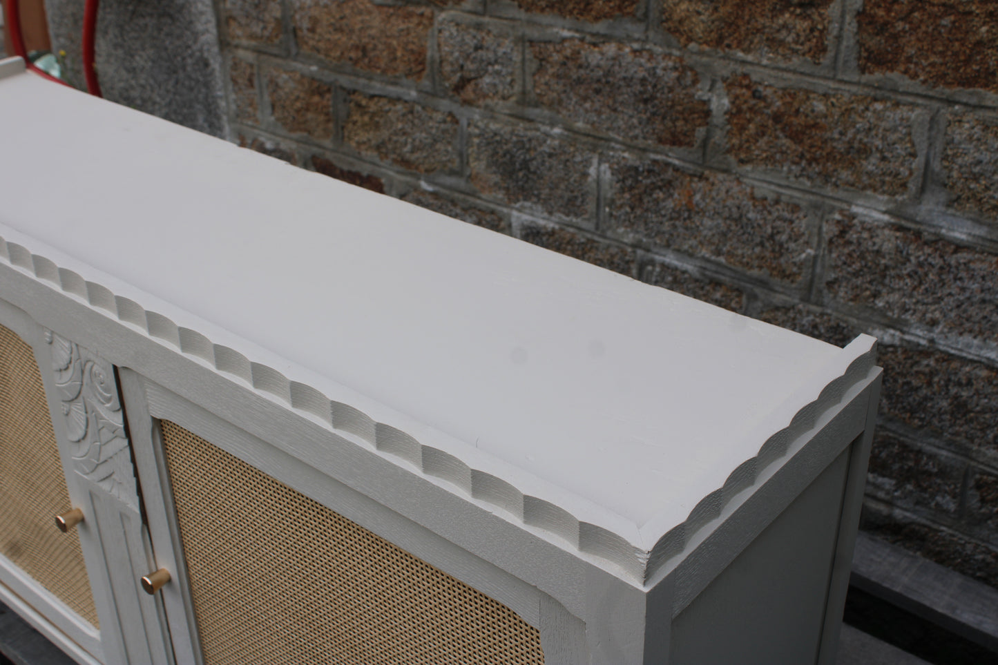 Buffet / enfilade vintage rénové blanc cassé & cannage – esprit chic intemporel