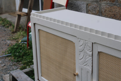 Buffet / enfilade vintage rénové blanc cassé & cannage – esprit chic intemporel