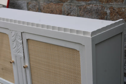 Buffet / enfilade vintage rénové blanc cassé & cannage – esprit chic intemporel