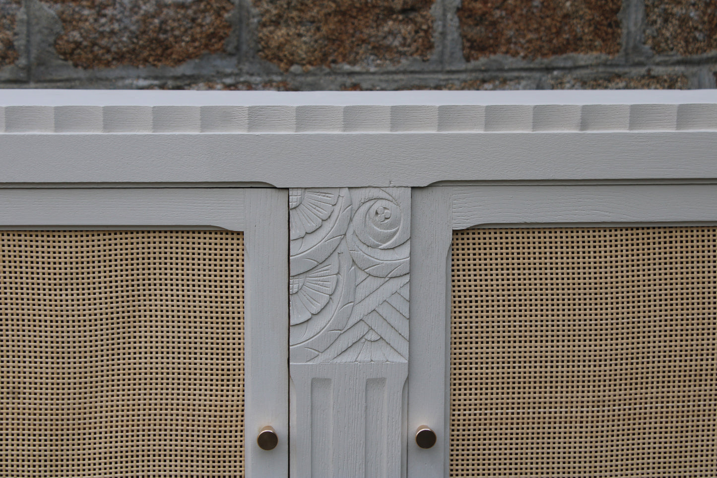 Buffet / enfilade vintage rénové blanc cassé & cannage – esprit chic intemporel