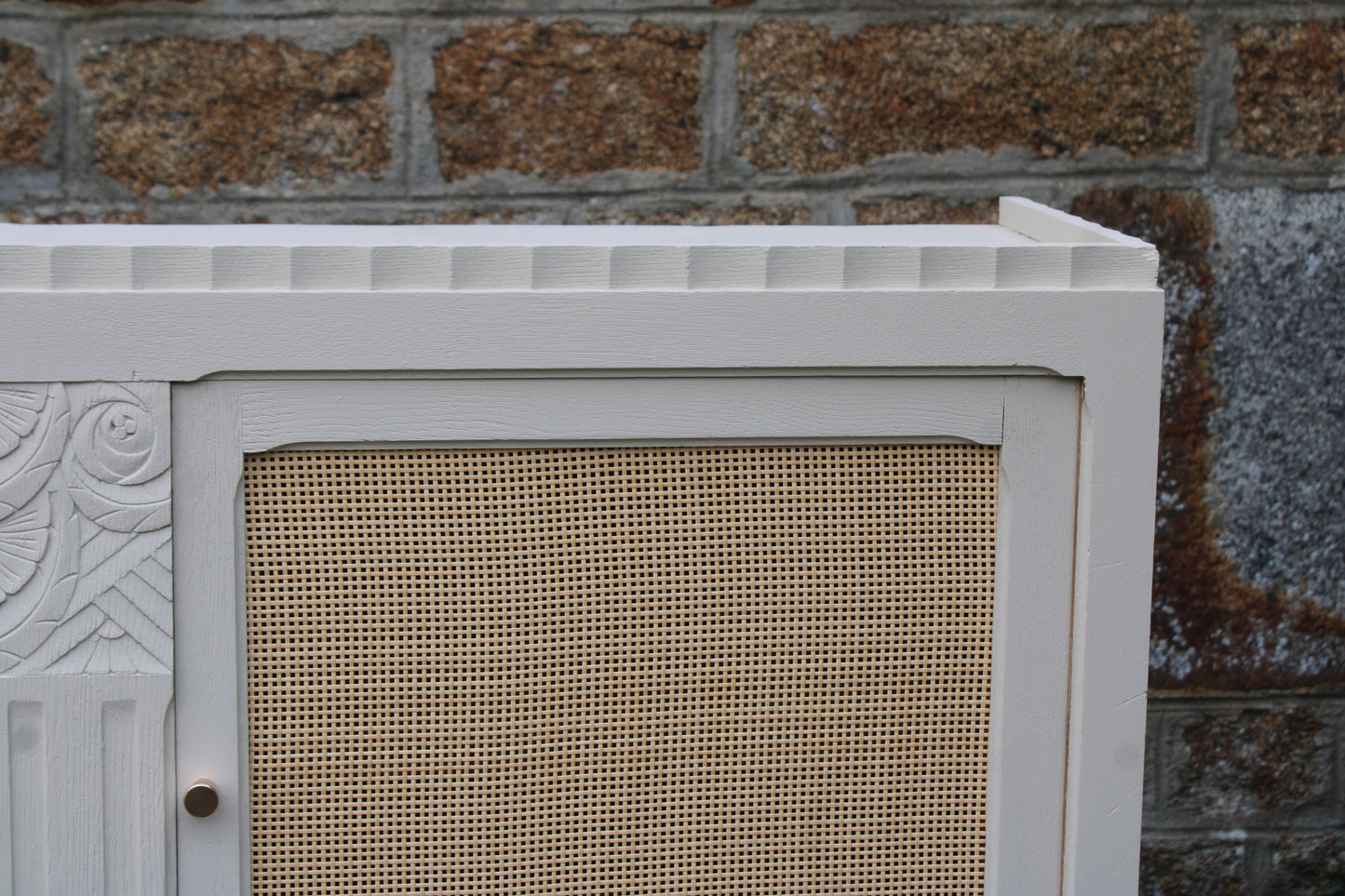 Buffet / enfilade vintage rénové blanc cassé & cannage – esprit chic intemporel