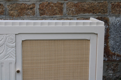 Buffet / enfilade vintage rénové blanc cassé & cannage – esprit chic intemporel