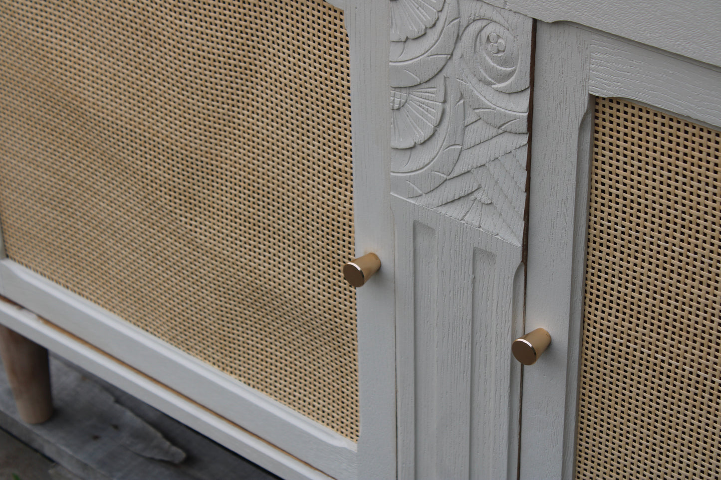 Buffet / enfilade vintage rénové blanc cassé & cannage – esprit chic intemporel