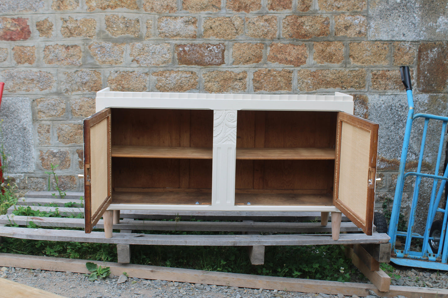 Buffet / enfilade vintage rénové blanc cassé & cannage – esprit chic intemporel