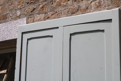 Armoire parisienne vintage vert sauge grisé