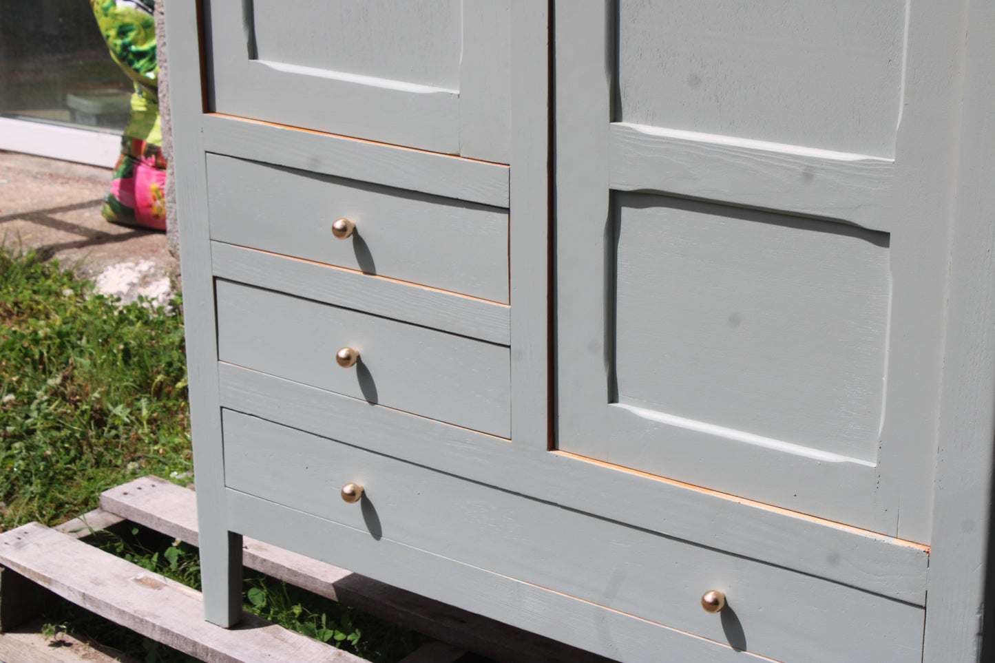 Armoire parisienne vintage vert sauge grisé