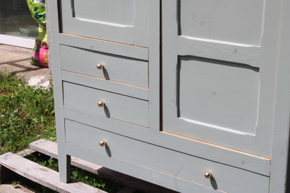 Armoire parisienne vintage vert sauge grisé