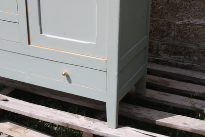 Armoire parisienne vintage vert sauge grisé