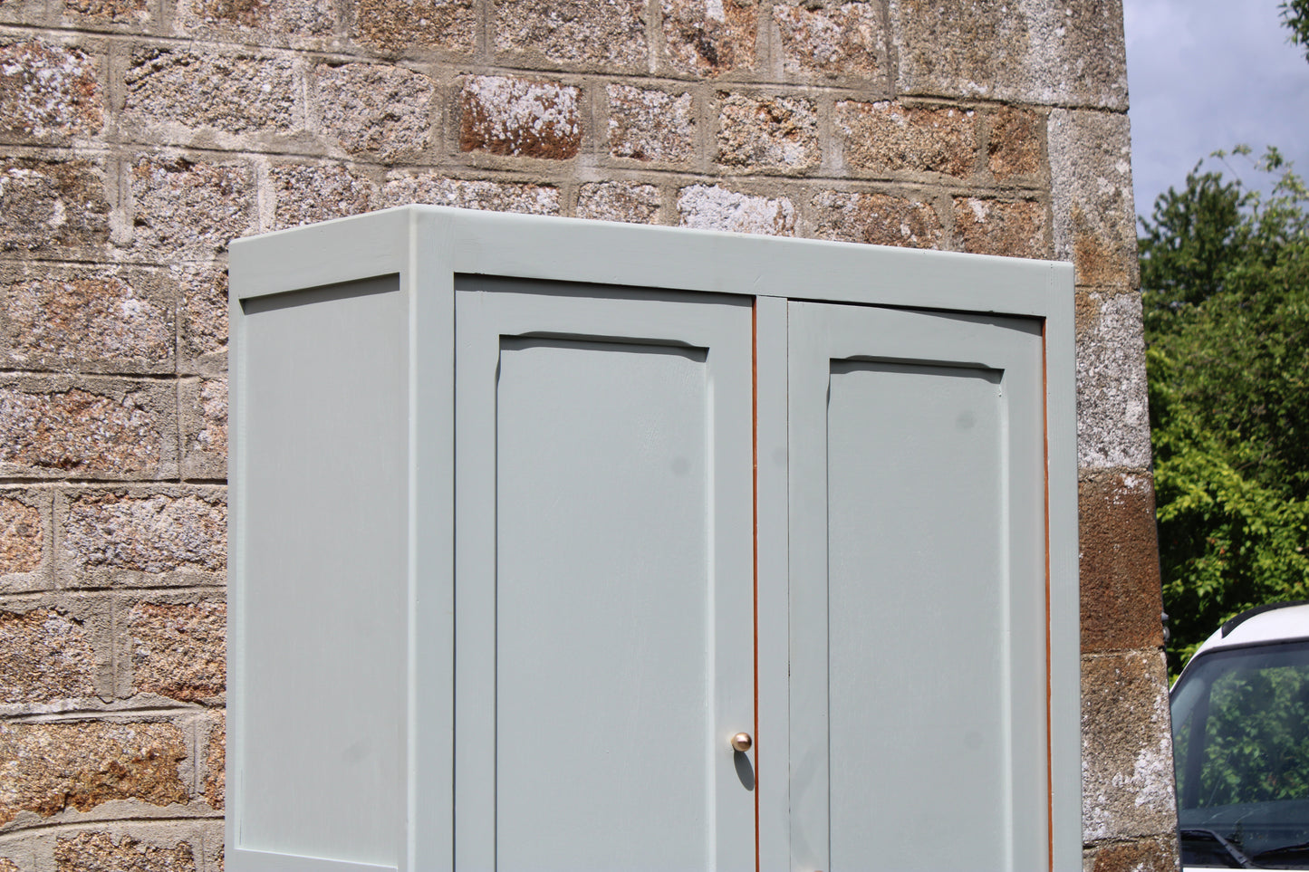 Armoire parisienne vintage vert sauge grisé