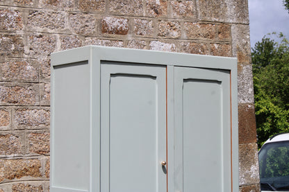Armoire parisienne vintage vert sauge grisé