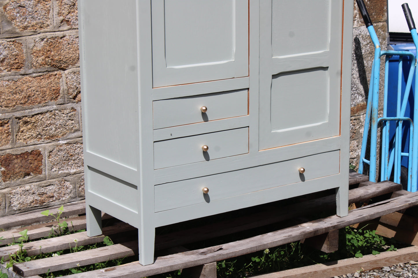 Armoire parisienne vintage vert sauge grisé
