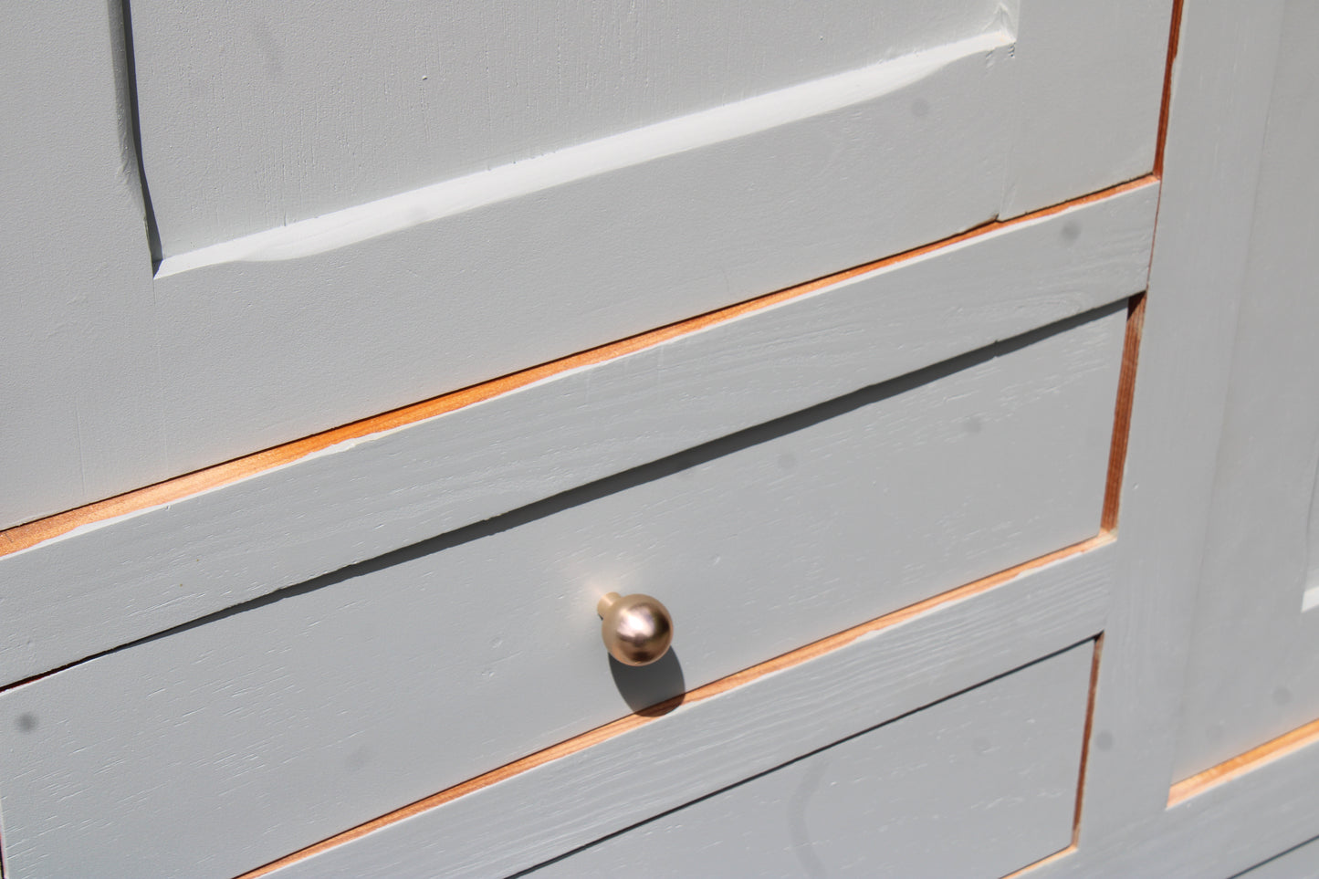 Armoire parisienne vintage vert sauge grisé