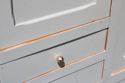 Armoire parisienne vintage vert sauge grisé