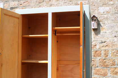 Armoire parisienne vintage vert sauge grisé