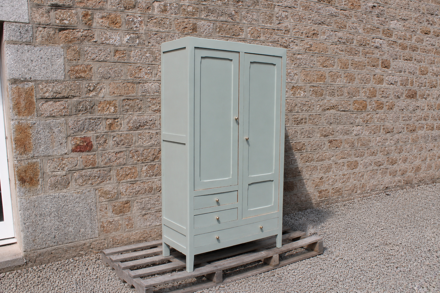 Armoire parisienne vintage vert sauge grisé