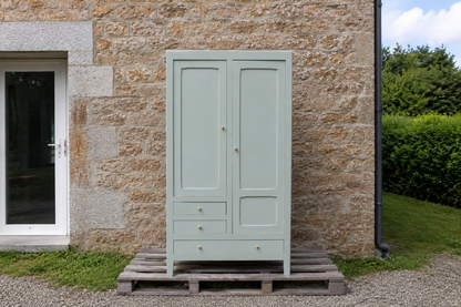 Armoire parisienne vintage vert sauge grisé