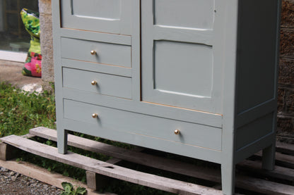 Armoire parisienne vintage vert sauge grisé