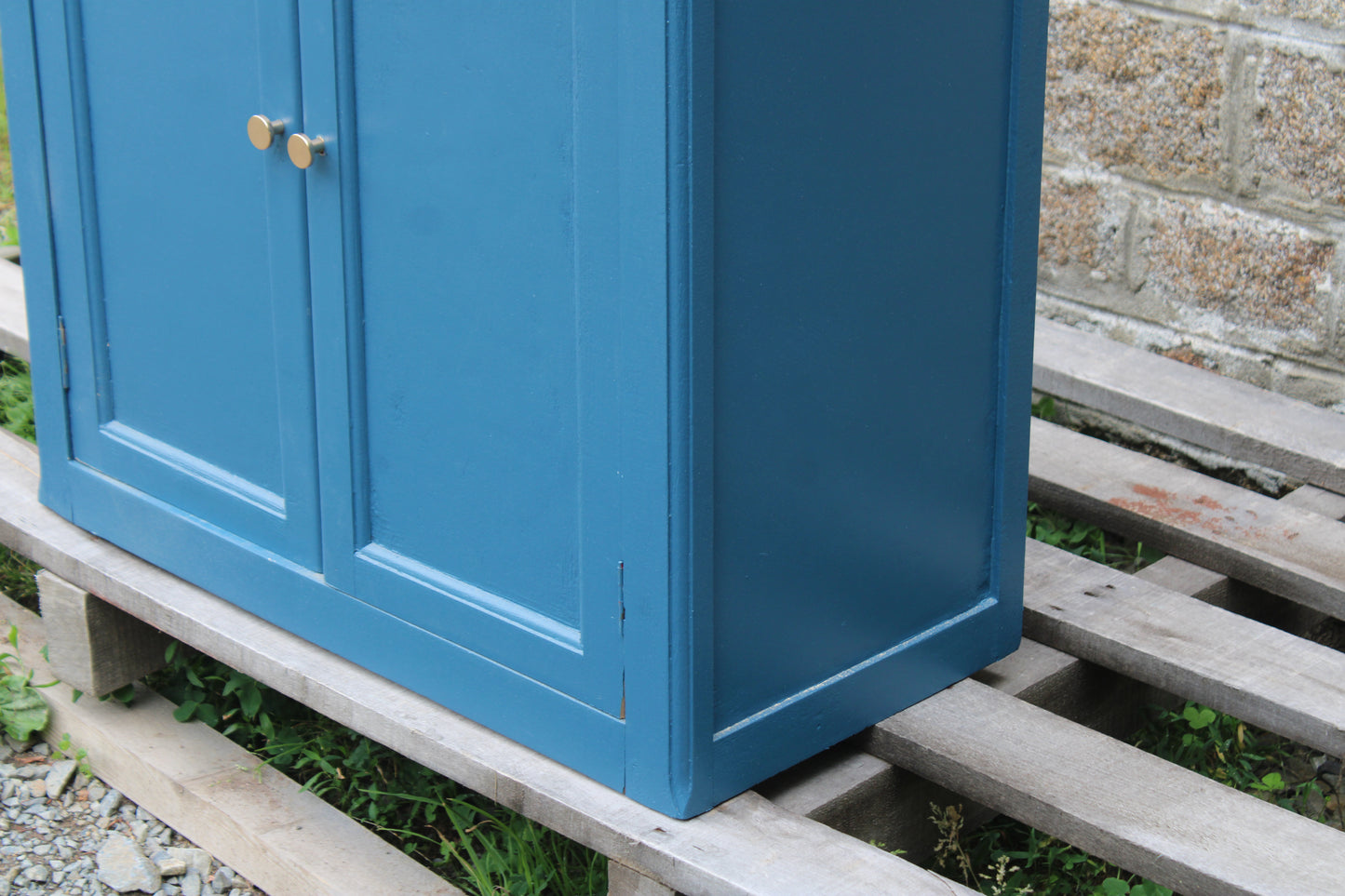 Buffet parisien vintage bleu profond & plateau bois naturel