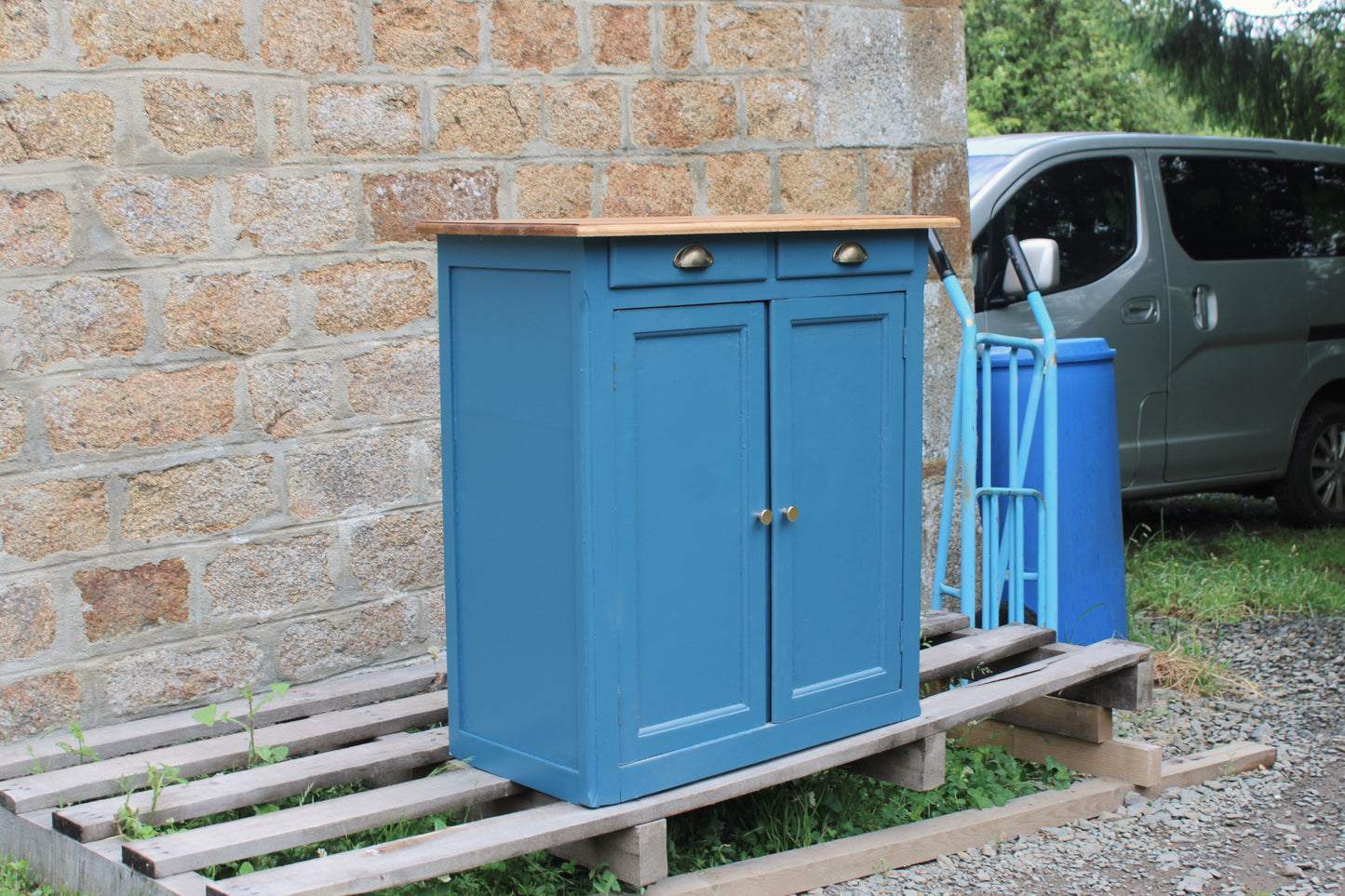 Buffet parisien vintage bleu profond & plateau bois naturel