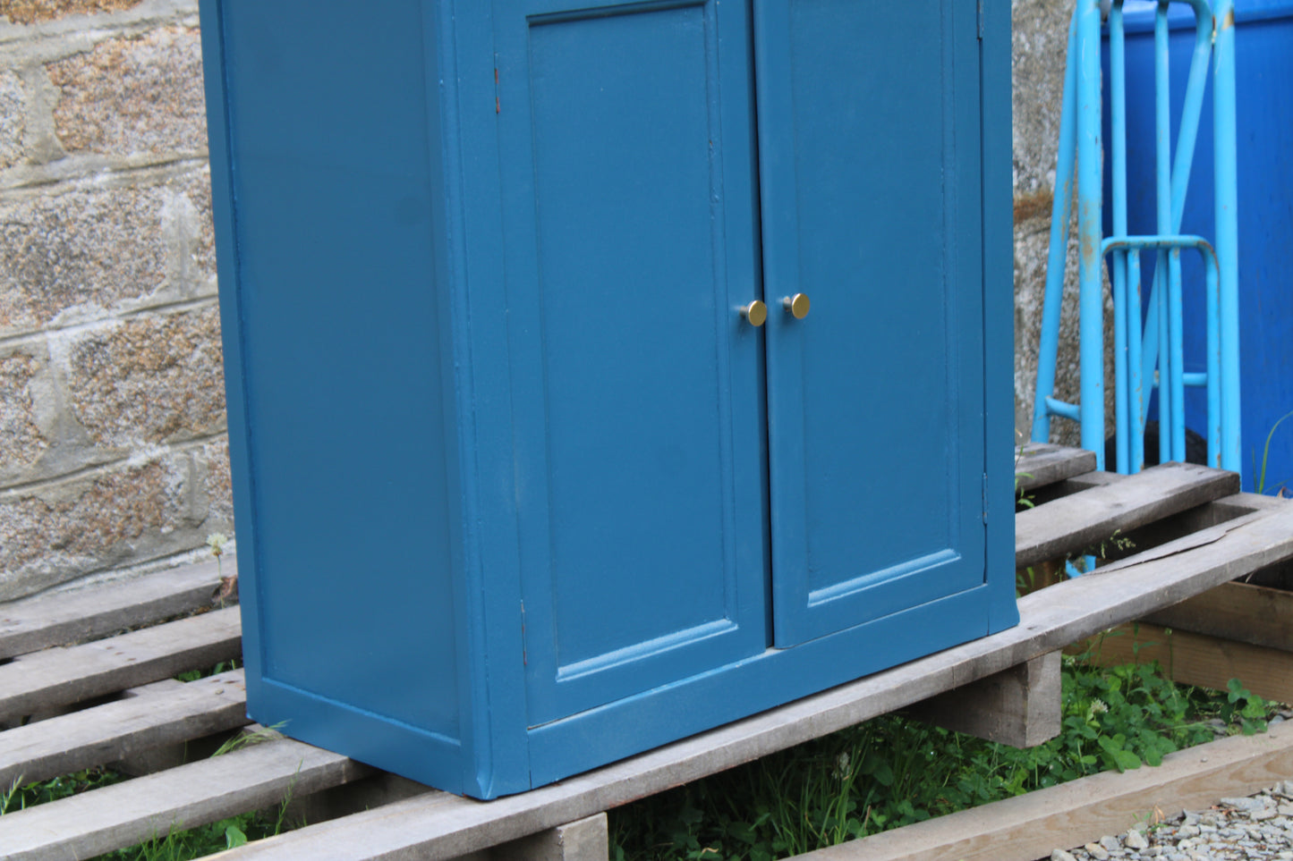 Buffet parisien vintage bleu profond & plateau bois naturel