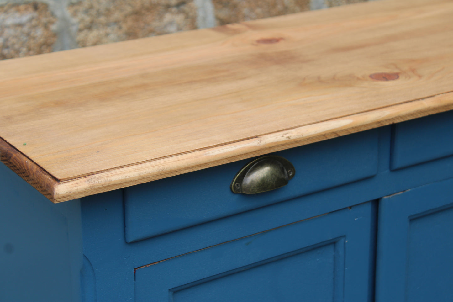 Buffet parisien vintage bleu profond & plateau bois naturel