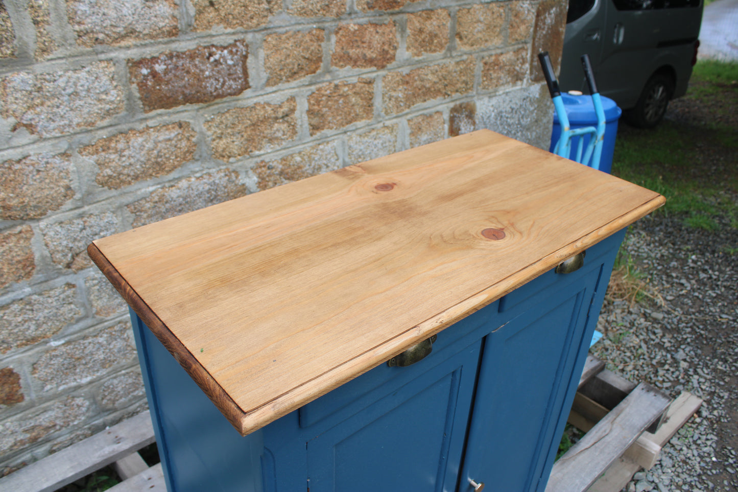 Buffet parisien vintage bleu profond & plateau bois naturel