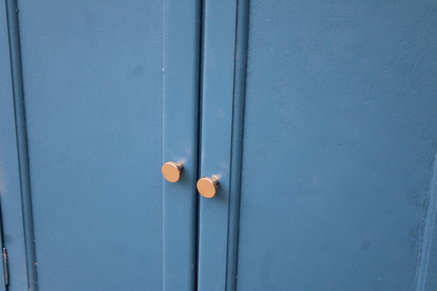 Buffet parisien vintage bleu profond & plateau bois naturel