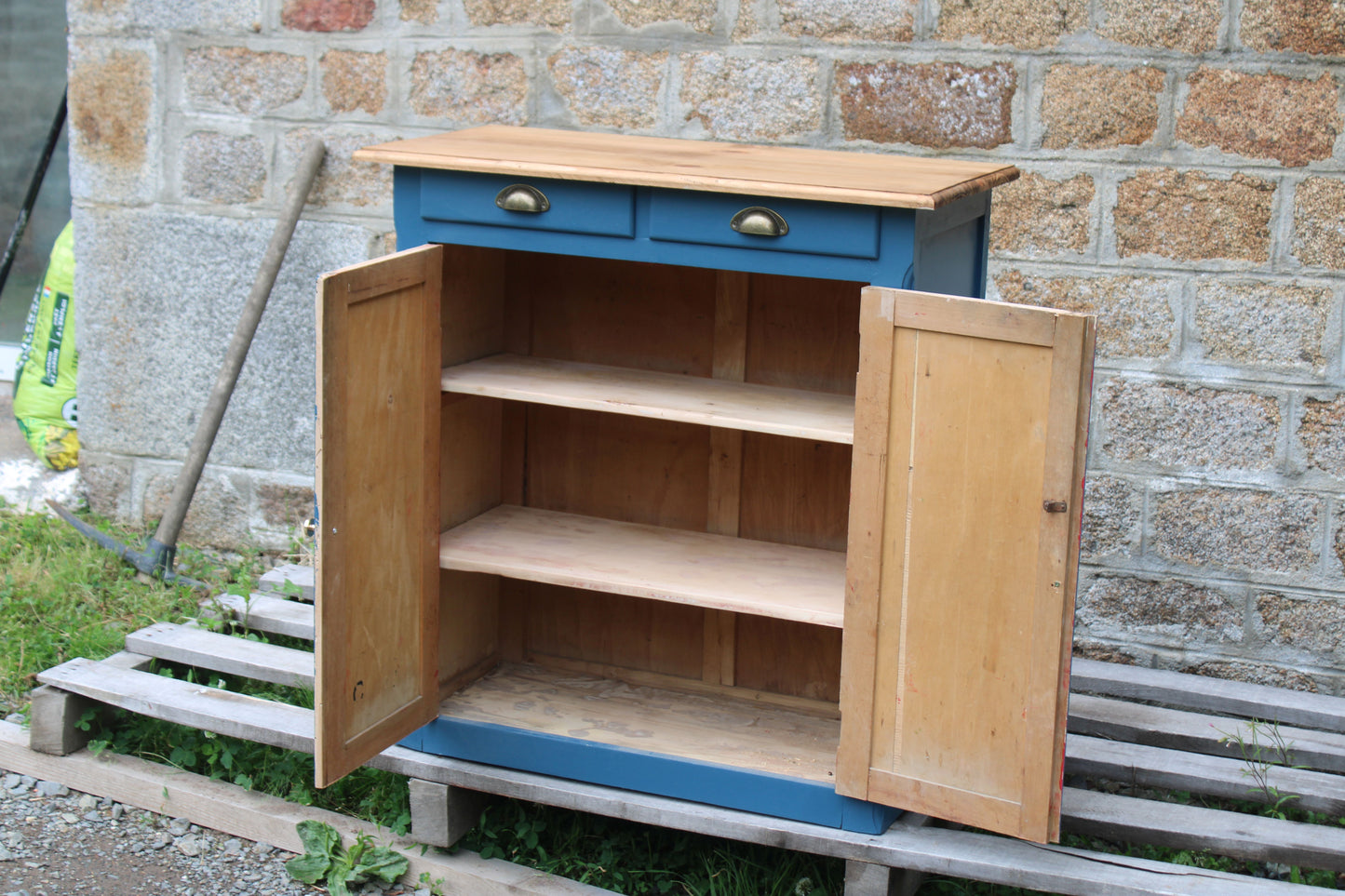 Buffet parisien vintage bleu profond & plateau bois naturel