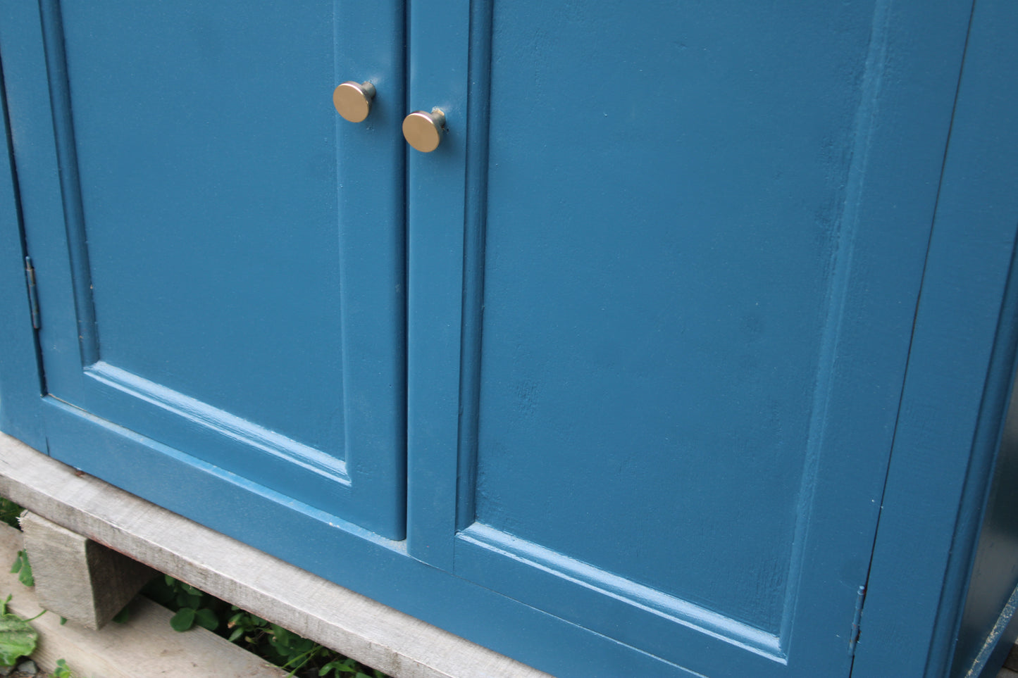 Buffet parisien vintage bleu profond & plateau bois naturel