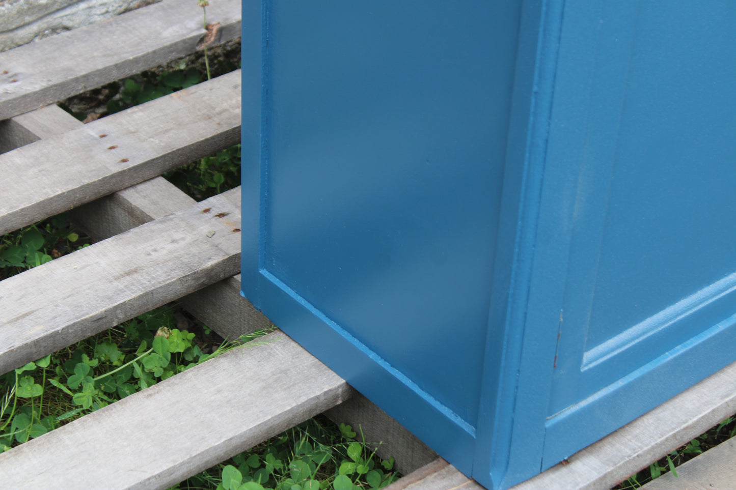 Buffet parisien vintage bleu profond & plateau bois naturel