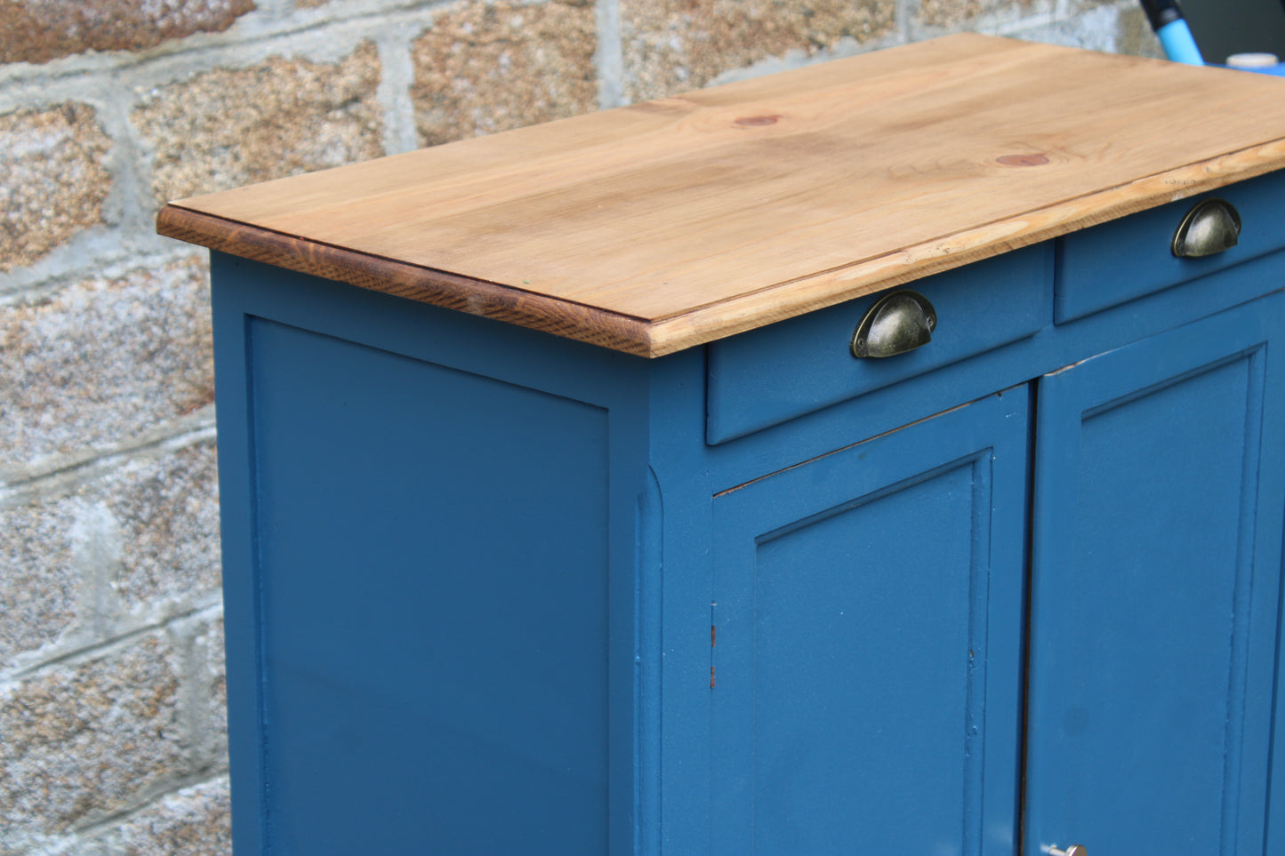 Buffet parisien vintage bleu profond & plateau bois naturel